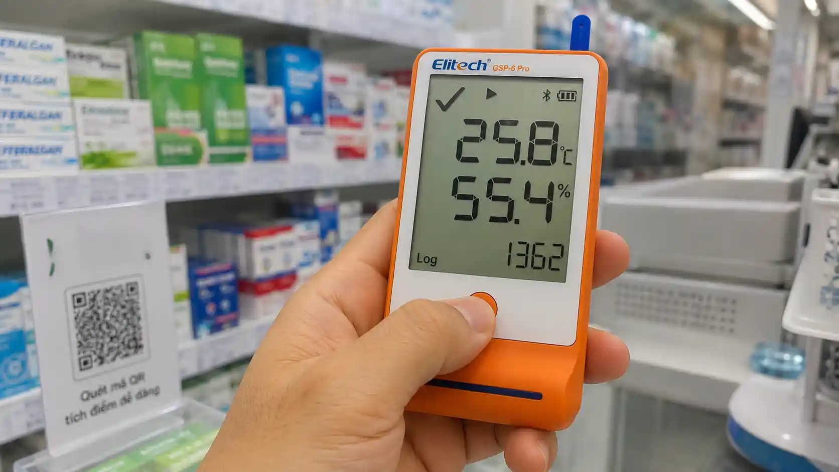 Thao tác nhấn giữ nút để bắt đầu ghi dữ liệu trên Elitech GSP-6 Pro