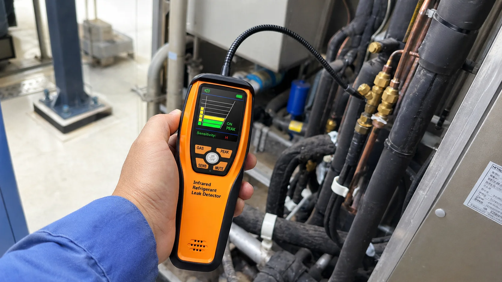 Kỹ thuật viên sử dụng máy dò gas lạnh Elitech ILD-300 kiểm tra hệ thống ống đồng