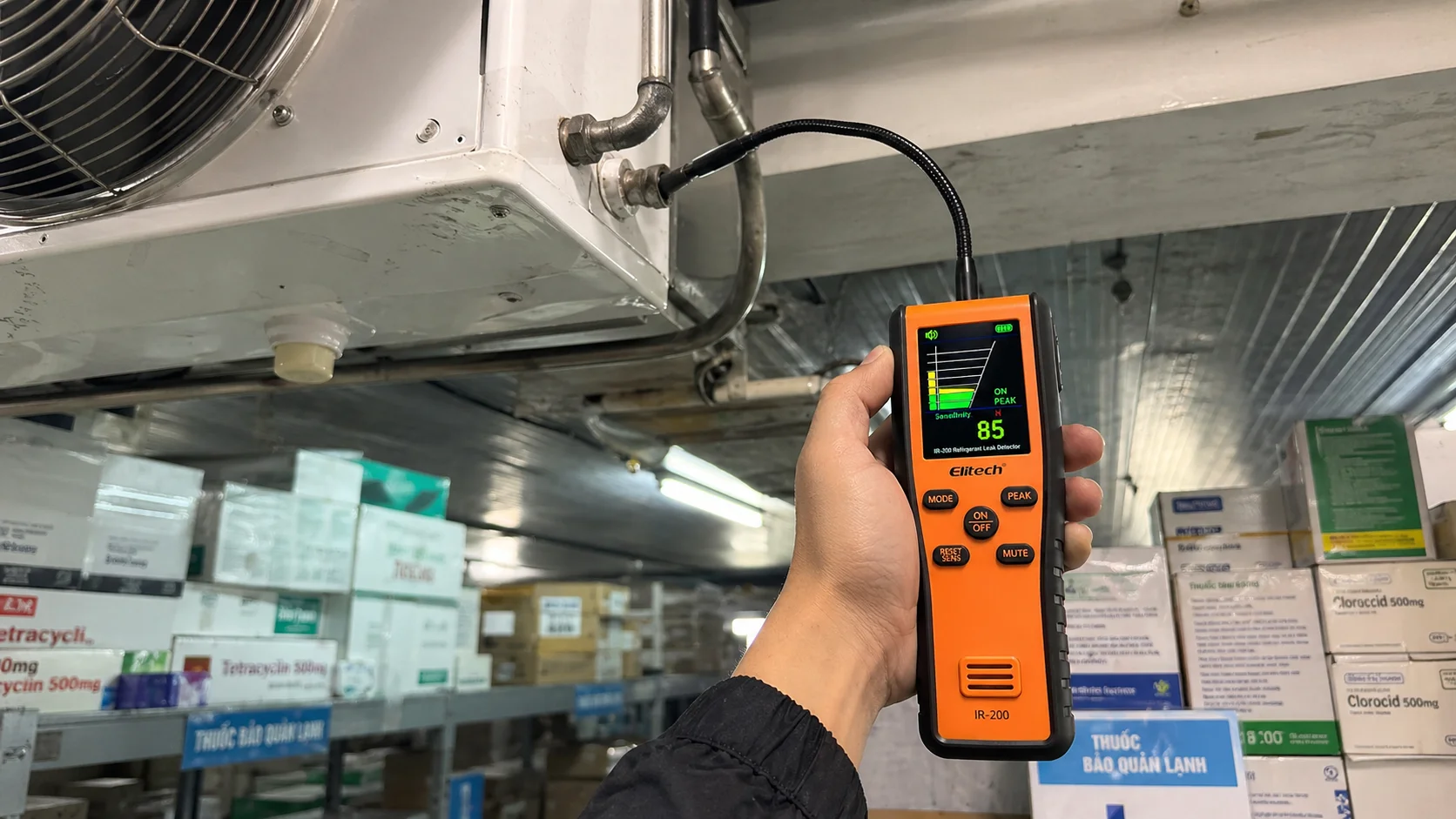 Kỹ thuật viên sử dụng Elitech IR-200 kiểm tra rò rỉ gas tại dàn nóng máy lạnh điều hòa công nghiệp