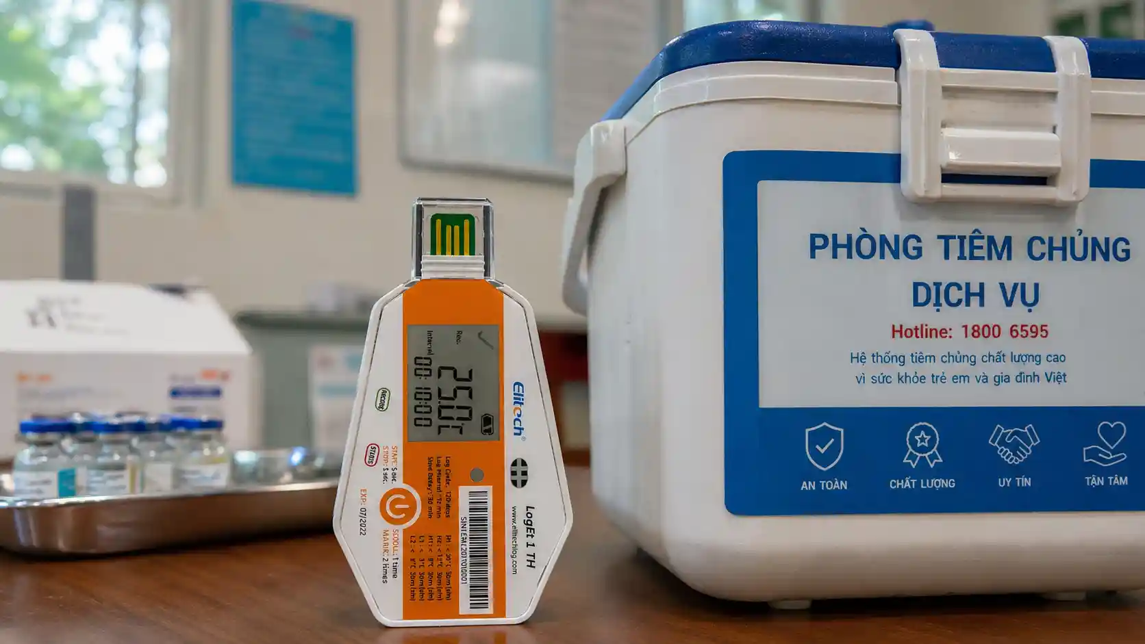 Nhiệt ẩm kế tự ghi Elitech LogEt-1TH đặt bên cạnh kiện hàng dược phẩm