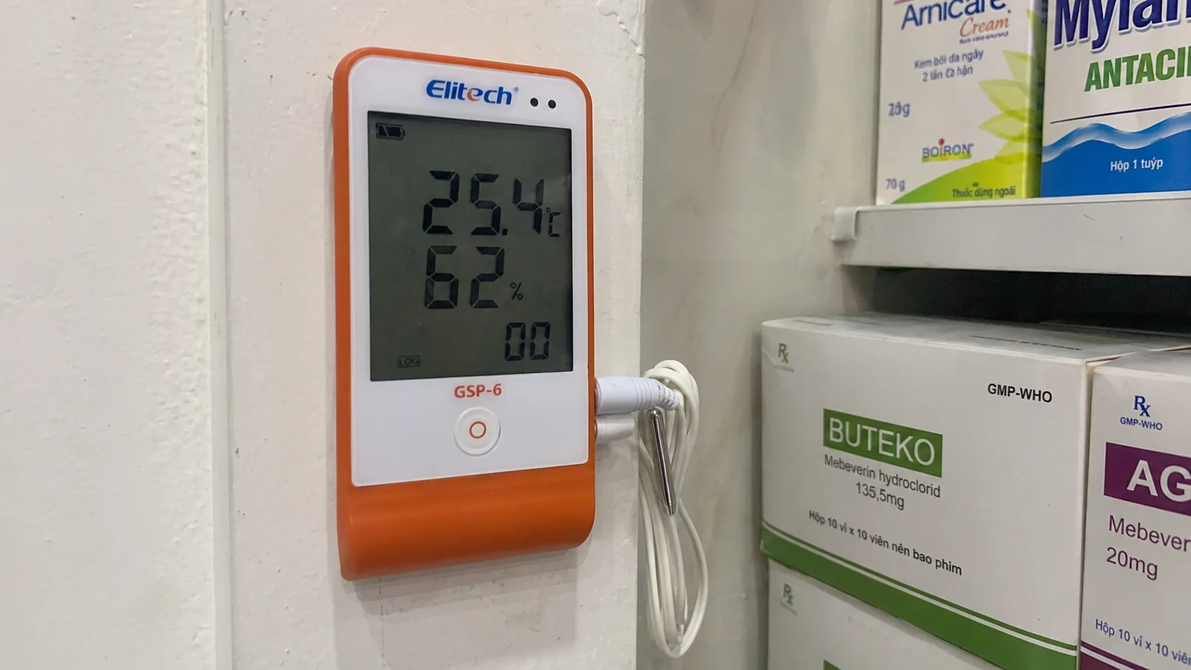 Thiết bị nhiệt ẩm kế tự ghi Elitech GSP-6 lắp đặt tại quầy thuốc