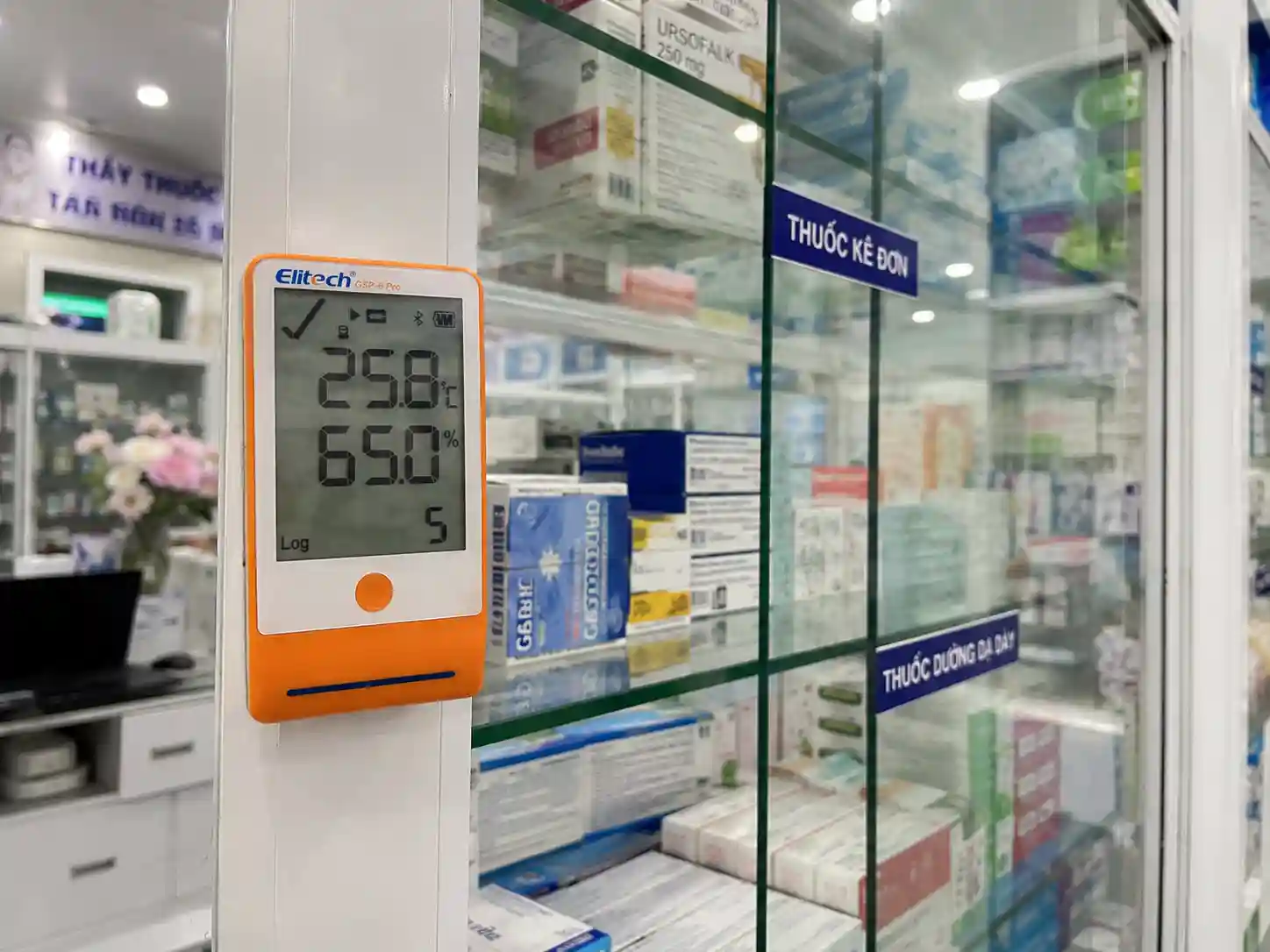 Nhiệt ẩm kế tự ghi Elitech GSP-6 lắp đặt thực tế tại quầy thuốc chuẩn GPP