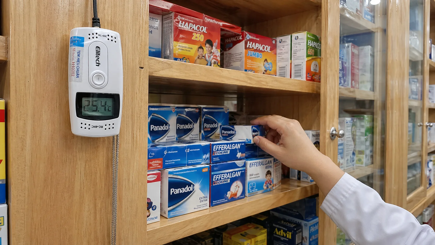 Dược sĩ đang kiểm tra nhiệt độ độ ẩm tại tủ thuốc nhà thuốc chuẩn GPP