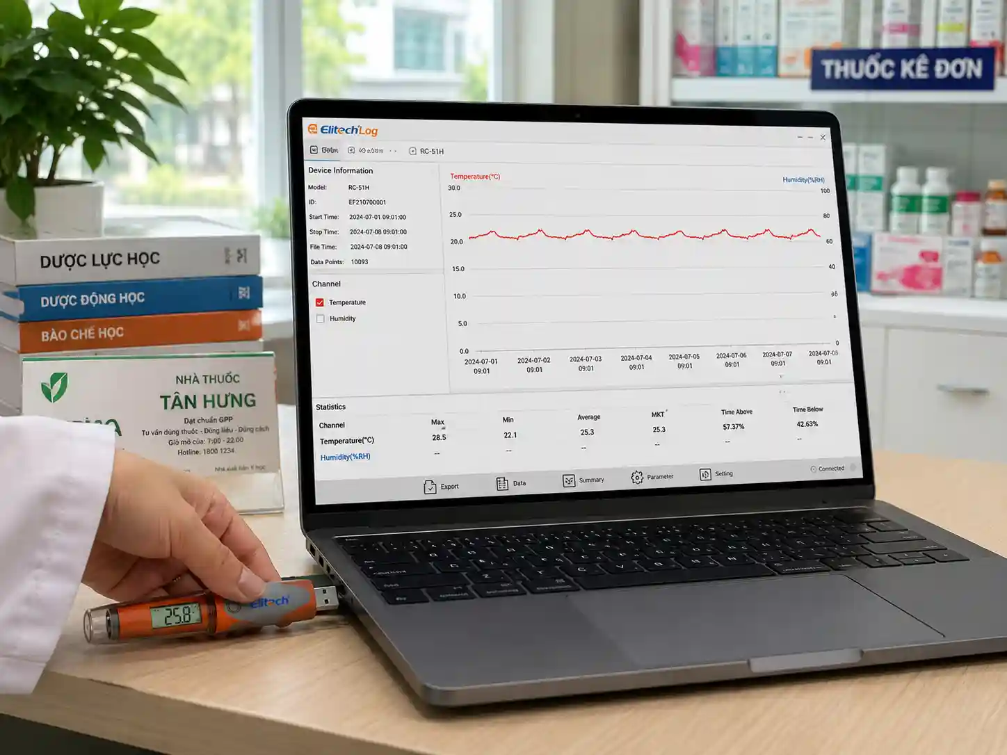 Kỹ thuật viên hướng dẫn xuất báo cáo PDF nhiệt độ độ ẩm chuẩn GPP